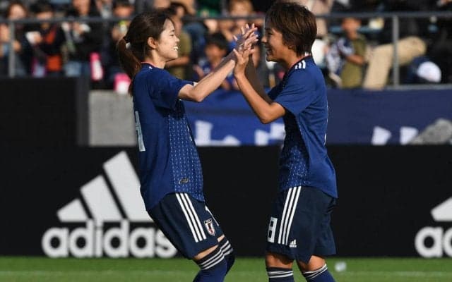 「自分にとって一生の宝物」なでしこMF長谷川唯が先輩であり友人でもある岩渕真奈の引退に心境、数々の2ショットで回想…冨安健洋も登場