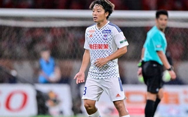 「サッカーと野球の二刀流か！」新潟のプレゼント企画に『高木善朗投手サイン入り硬式野球ボール』が登場してファン騒然！ ボールを握る写真に「投手！」と驚きの声
