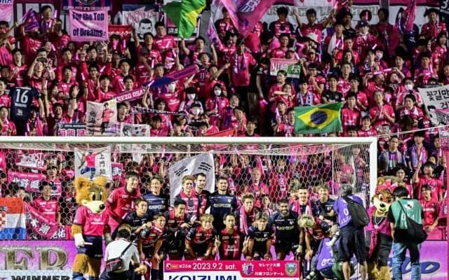 「心躍る、４人の戦士たちの笑顔」セレッソ大阪・清武弘嗣が他クラブで戦うチームメイトと居酒屋ショット！「みんな元気そう」「来季はみんなセレッソで」とファン反応