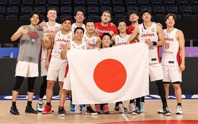 【バスケW杯】「沖縄の忘れられない夜」パリ五輪行き確定の日本　指揮官が“歓喜のロッカールーム”で喜び爆発「最初からみんなを信じてた」