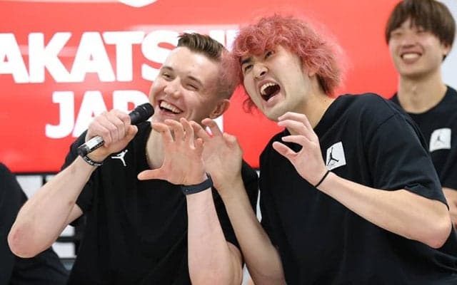 “赤髪”川真田の急成長に指揮官も笑顔…渡邊雄太「滋賀で大活躍することを願っています」