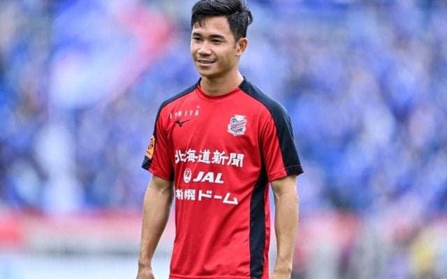 「シュートうますぎ」「あれは取りにくい」J1札幌・スパチョークが低弾道のコントロールショットでゴールを狙い撃ち！「2試合連続のゴラッソ」にタイの応援団も喜び