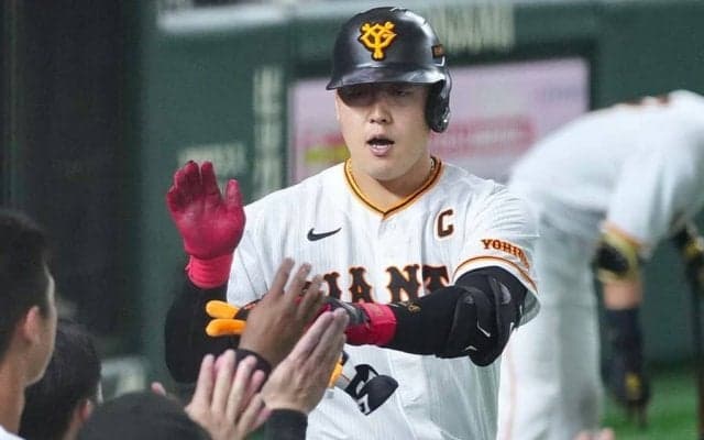 巨人・岡本和真が8月度「JERAセ・リーグAWARD」大賞　月間12HR…衝撃の1試合3発も