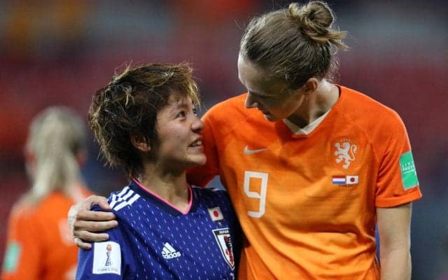 現役引退の岩渕真奈へ各クラブからもメッセージ、バイエルンはシャーレ掲げる一枚と日本語で労い