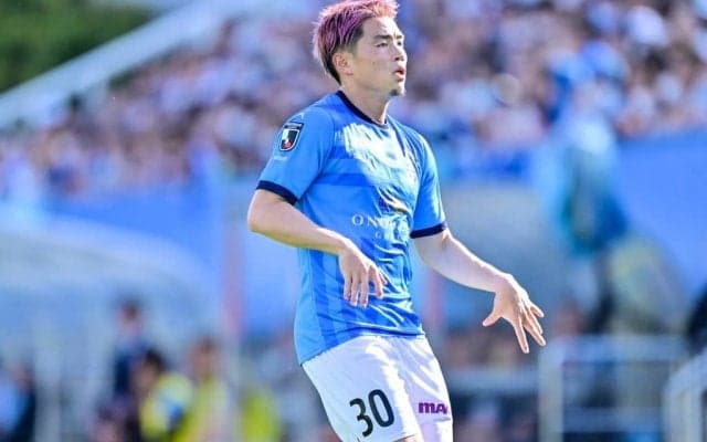 「おじいちゃんみたいな嬉しそうな顔や」群馬・大槻毅監督に自身の子どもを会わせに来た元教え子との3ショットが「めっちゃいい写真」と話題に！「組長、イイ笑顔！」の声