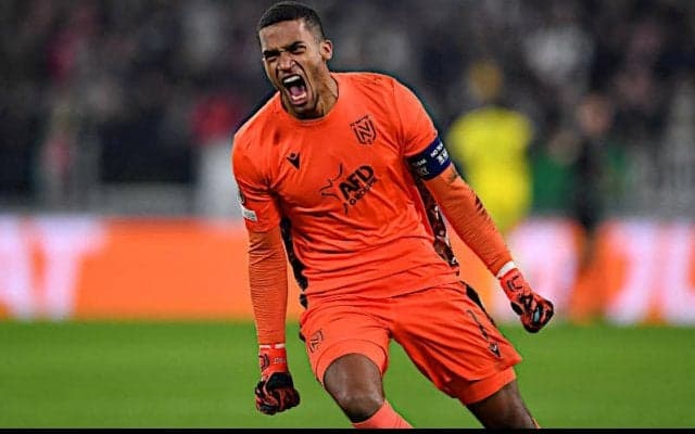 ナント、肋骨骨折で離脱中の守護神ラフォンとの契約を2027年まで延長