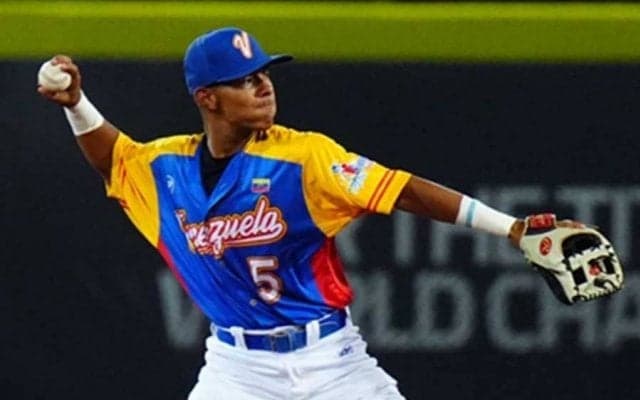 “膝丸出し”の独特着こなし　やりすぎスタイルにツッコミ殺到「ありなのか？」