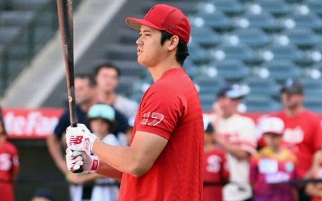 【MLB】顔しかめる大谷翔平…突然の“異変”に子どもたちも心配　途絶えた「ショウヘイ！」の歓声