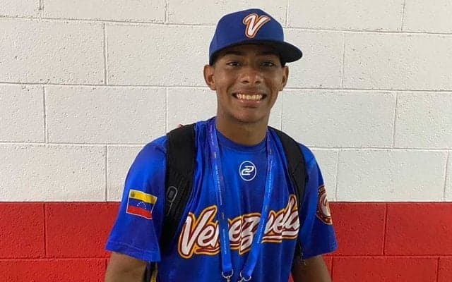 独特の“裾爆上げ”で躍動のベネズエラ野手　「小さい頃からずっと」曲げない信念