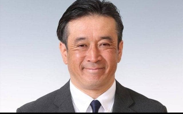 包み込むような笑顔！“組長”こと大槻毅監督が教え子の子供の前で見せた表情が話題「笑顔本当に素敵」「組長最高の顔」