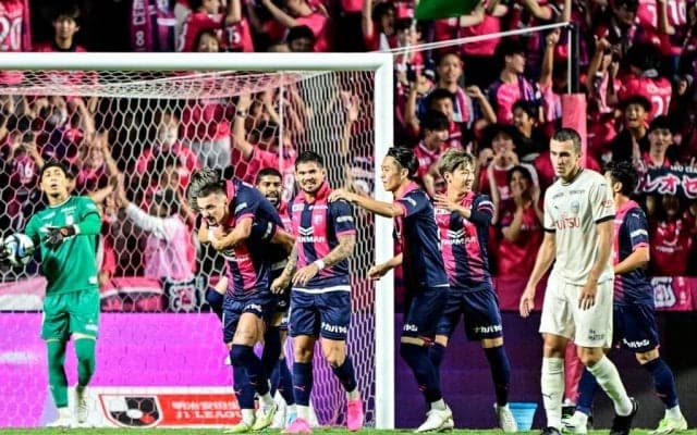 「映えとんなーw」C大阪の場外ステージに現れたお笑い芸人ZAZYの姿が話題！ チームカラーと同じピンク一色に「ドフラミンゴかと思った」「人選wうらやまw」の声！ 