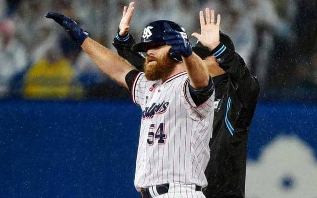 助っ人右腕がまさかのHR「衝撃的」　“ぶんまわしスイング”が「インパクト強すぎ」