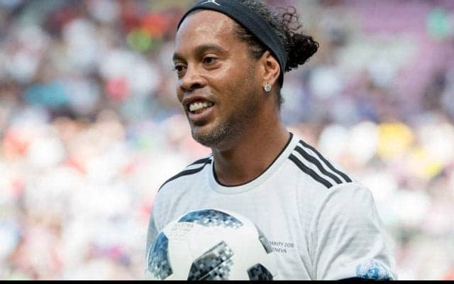 「魔法はまだ健在」ロナウジーニョ氏がファンを魅了する華麗なアシスト！サビオラ氏と素晴らしい連係プレー「テクニックは不滅だ」