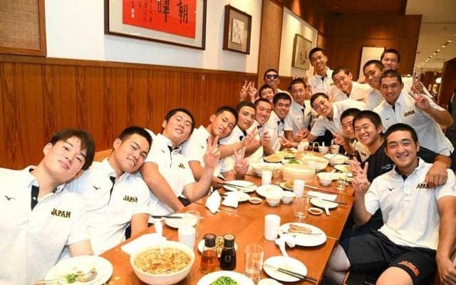 侍U-18、主将小林が笑顔の退院…仲間が拍手で歓迎　3日間の入院生活で「体はバキバキ」