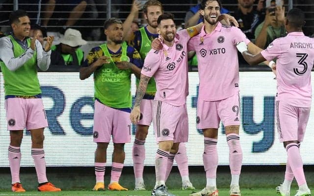 なでしこ選手もメッシに興奮！こっそりハートマーク、本拠地で試合観戦する姿がビジョンにも