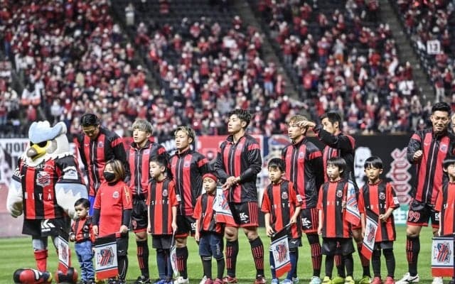 「これはカッコ良い!!」J1札幌が発表した後期ポスターのビジュアルが大絶賛！ 10人の選手を配した赤黒のデザインに「またもやカッコイイ」の声