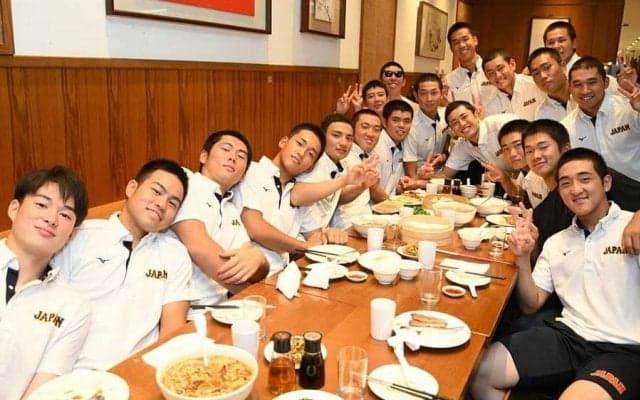 【侍U-18代表】退院した主将を囲む“笑顔の輪”　朗希＆宮城を彷彿…丸田の“あーん”が「いい写真」