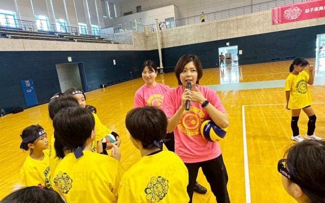 佐藤美弥さん凱旋 「監督が怒ってはいけない大会」でボールをつなぎ笑顔