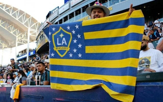 「パネルかと思ったら本物」アメリカ移住のたむらけんじさん宅を日本代表選手が訪問！意外な3ショットに驚きの声「合成みたい」