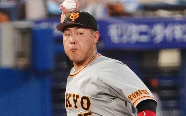 巨人・岡本和真が併殺奪う　村上は呆然…倒れこみ送球→すぐ立ち上がり捕球