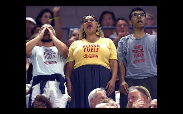  全米OP準決勝、抗議活動で中断 