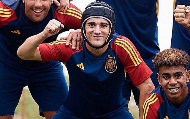 スペイン代表MFガビがヘッドギアを着用、痛々しい耳の負傷も「ちょっと鬱陶しいけど大丈夫」