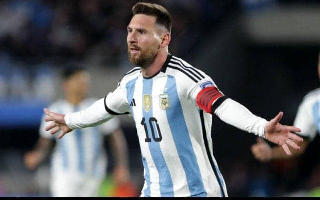 W杯王者アルゼンチン、メッシの完璧FK弾でエクアドル撃破！ 白星発進に成功【南米予選】