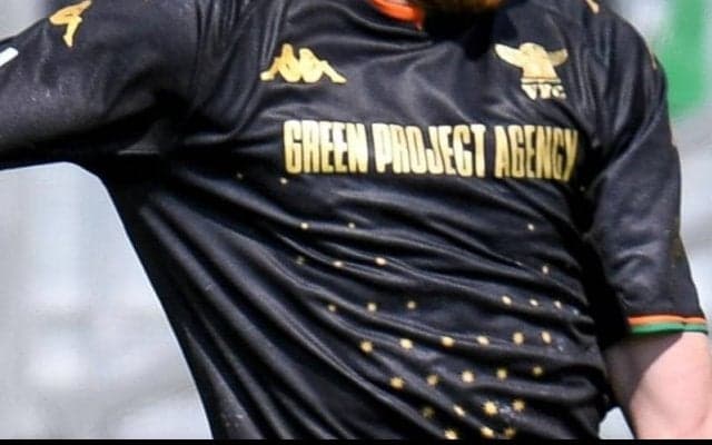 “サッカー界で最もファッショナブル”なヴェネツィアの3rdユニはゴンドラの船漕ぎをイメージ！白と黒のボーダーには「囚人服」を連想する人も