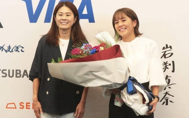 岩渕真奈が現役引退会見、サプライズで澤穂希が登場し涙「一緒にできたことが誇り」…2015年の仰天エピソードで盛り上がりも