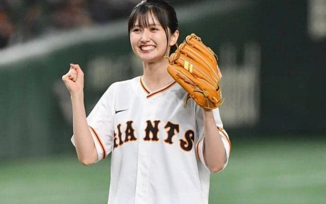 笑顔キラキラ…黒髪なびかせ完璧始球式　人気声優のピョンピョン大喜びに両軍も虜