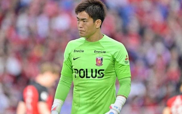 「滝行ですやん」「雨やば」J1浦和・西川周作が大雨の中「爽やかスマイル」を披露！「ポジティブなパワーを与えてくれます」「なんか笑顔になれる」とファンを癒す