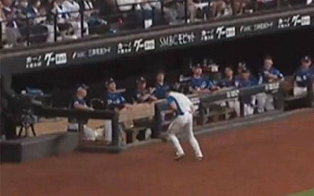 選手も拍手…ボールボーイが「すげぇ反応」　激ムズ回転を好捕、解説絶叫「うおー！」