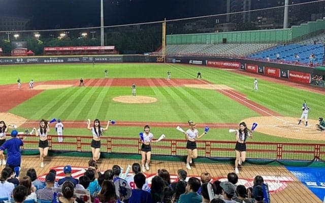 【侍U-18代表】浮き上がる156キロ「高校生が投げる球じゃない」　台湾に現れた怪物18歳が「エグすぎる」