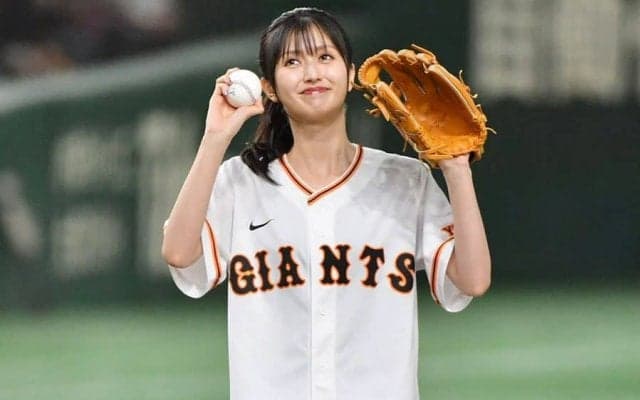 ピョンピョン大喜びが「かわいすぎ」　原監督も笑顔…ポニテ揺ら揺らの一投が「スタイル良い」