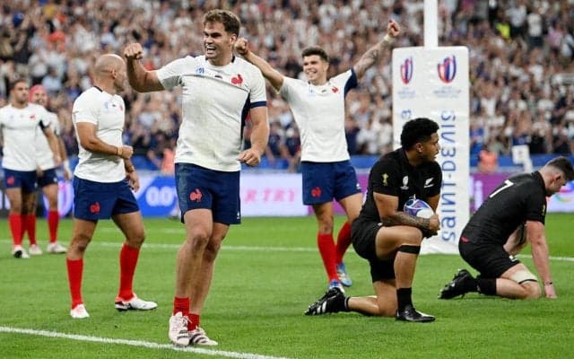 ジルーやグリーズマンも！サッカーフランス代表がラグビーW杯を現地観戦、オールブラックス撃破の\"レ・ブルー\"にエール