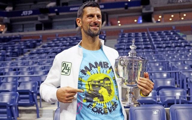 ジョコビッチ、「勝者のメンタリティーについてたくさん話した」と表彰式でNBAのスター、故コービー・ブライアントを称える“24”Tシャツを披露