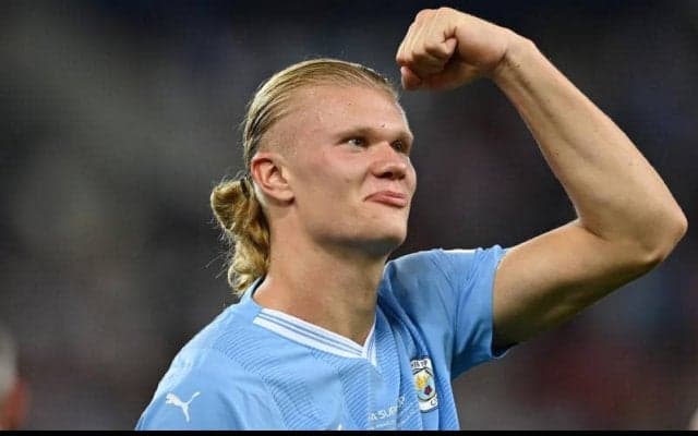 「重力を無視」ハーランドが宙を舞う！驚異のジャンプにチームメイトも思わず苦笑い？「ハーランド航空だ」