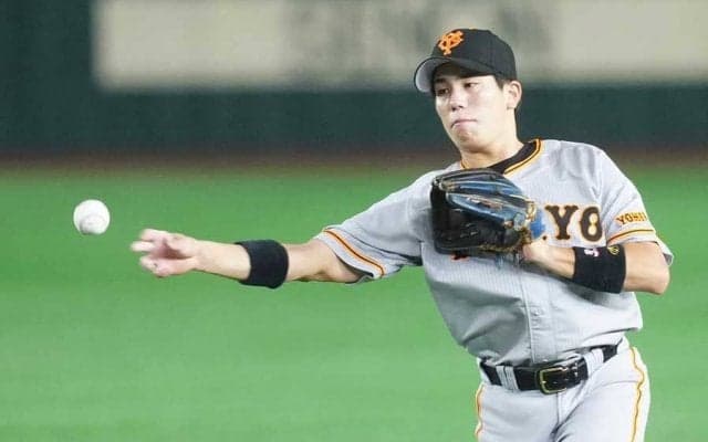 飛び込み2回転の超絶捕球「凄すぎる」　坂本も驚き…新人の美技に騒然「ガチで上手い」