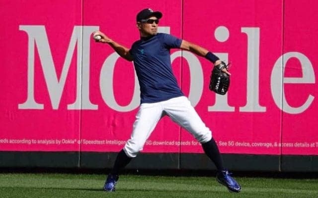 【MLB】49歳イチロー氏の軽快守備「現役時代の映像かと」　80mの遠投も…驚愕の声「世界一若い」
