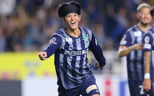 「心から尊敬しています」全治約8カ月の重傷となった福岡FW佐藤凌我が長友佑都に言及、笑顔の2ショットも投稿「また同じピッチに立てるよう頑張ります！」