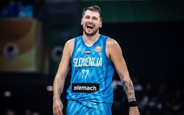 “リトル・ルカ”に最高のアシスト…ドンチッチが同じ名前を持つ少年家族にトロフィーをプレゼント