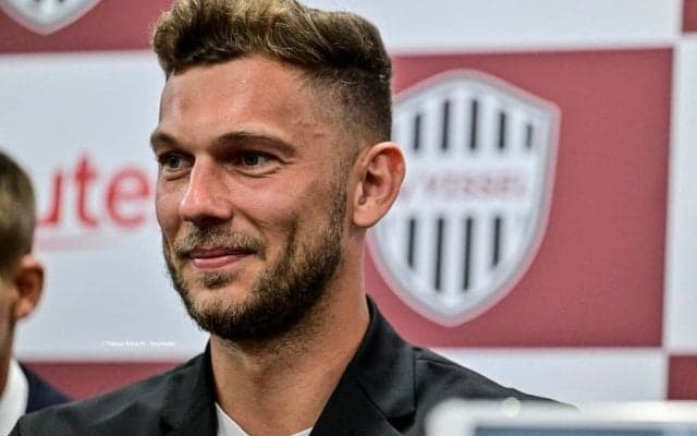 「蛍が小さく見える」「バロさんごっつw」J1神戸のハンガリー代表MFが「大きすぎ」と話題に！「膝周りの筋肉すごいや」とファンも注目