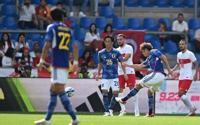 体ごとなぎ倒す“熊並み”ド迫力プレス！初招集の毎熊晟矢がトルコ代表をぶっ倒して右サイド猛進からの天才的スーパークロス　圧巻のアシストシーンに「日本の右サイドは君のもの」の声