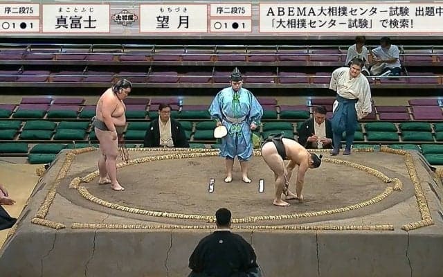 勝った力士が土俵上で“ゴミ拾い” 相撲愛あふれる珍しい光景に「偉いゴミ拾い」称賛と好感の声