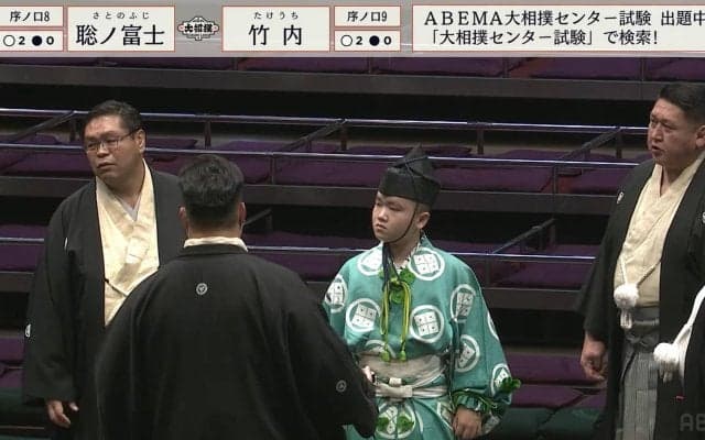 「この行司すごい何者だよ」中学を卒業したばかりの行司が堂々たる土俵裁き 驚きと称賛相次ぐ 親方に囲まれ「1人だけかわいい」「初々しい」の声も