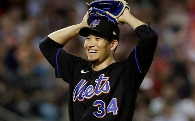 【MLB】千賀滉大が「めっちゃ美人とお話してる」　アイドル登場に笑顔…金髪なびかせ「カワイイ」