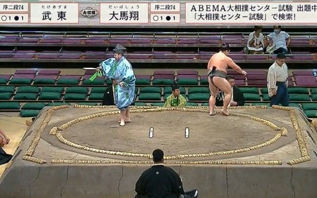 あ、吹っ飛ばしすぎちゃってゴメン！ 敗れた力士が勢いよく土俵下に転落でフレームアウト…勝った力士が思わず心配顔