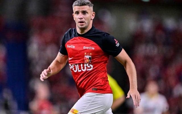 「なぜPK取らないの？」浦和FWリンセンが決定機で倒されるもノーファールで疑問の声続々……当該映像に「めっちゃ引っ張って体勢崩してるのにVARすら入らないの？」の声