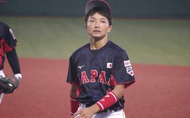 【女子W杯】侍マドンナの「守備範囲広すぎ！」　安打“没収”する完璧送球は「動きにバネがある」