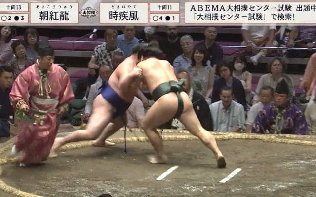 行司を襲ったハプニングの連鎖 “背中越し”の決着に「逃げるのも必死」同情の声